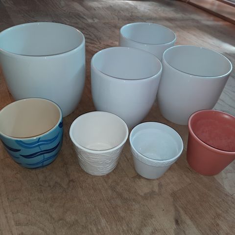 8 BLOMSTERPOTTER SELGES SAMLET TIL KR. 500,-