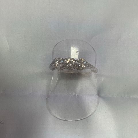 Pen diamant ring Størrelse 58. Patinum stempel 765, totalt 13 diamantstener..