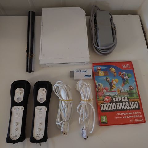Nintendo Wii med 2 kontrollere, 2 nunchucks, Super Mario Bros & HDMI