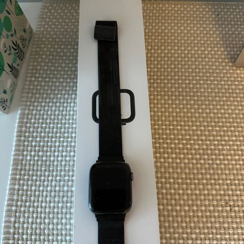 Brukt Apple Watch Series 4 44mm Space Grey selges