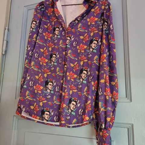 Ny Bluse med Frida Kahlo print