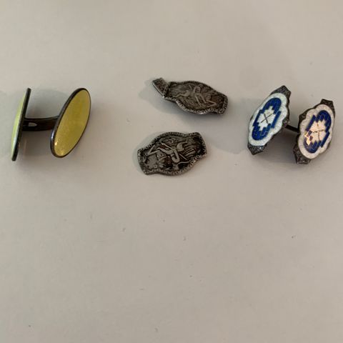 Tre ulike single mansjett knapper, alle i sølv selges samlet