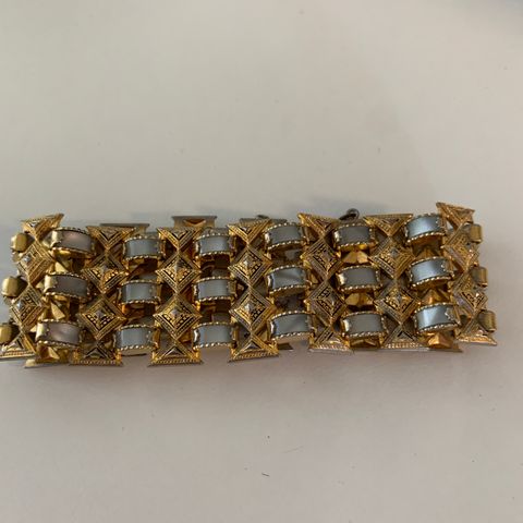 Vintage armbånd nydelig i perlemor og gull, 3 cm bredt og 17 cm langt