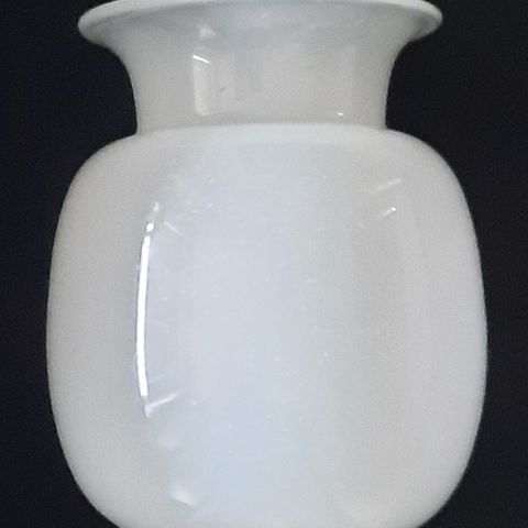 Hadeland Oade vase melkehvit ca H 11 B 10  D oppe 7,7 cm Pen uten feil