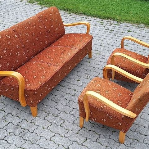 Håndlaget sofa og lenestoler fra 40- eller 50 tallet