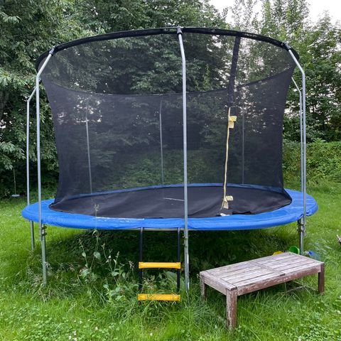 Stor trampoline