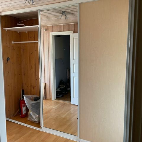 Skyvedørsgarderobe selges (holdt av)