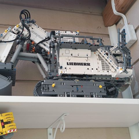 Lego 42100