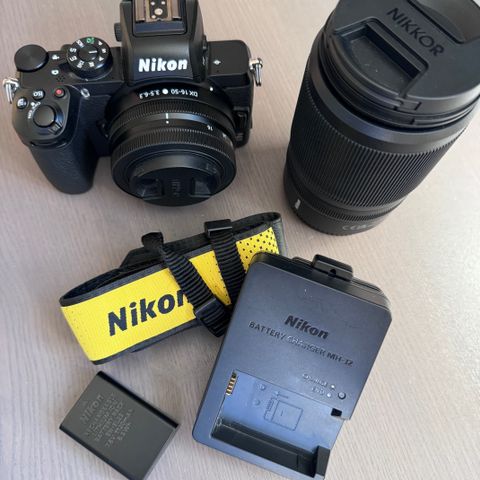 Strøken Nikon Z50 + 16-55 mm 3.5-5.6, 50-250 mm 4.5-6.3 og ekstra batteri