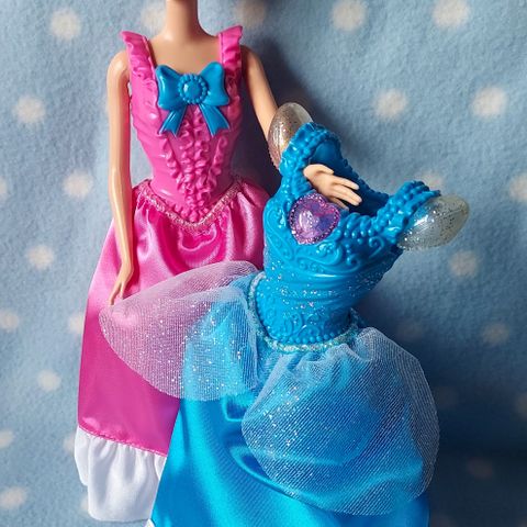Barbie prinsesse med to kjoler. Merket 2012 Mattel, Made in Indonesia