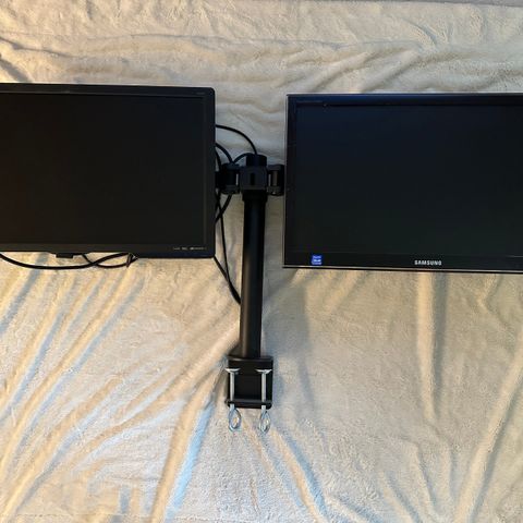 2stk 24" Dataskjermer med dual monitor mount (120Hz + 60Hz)