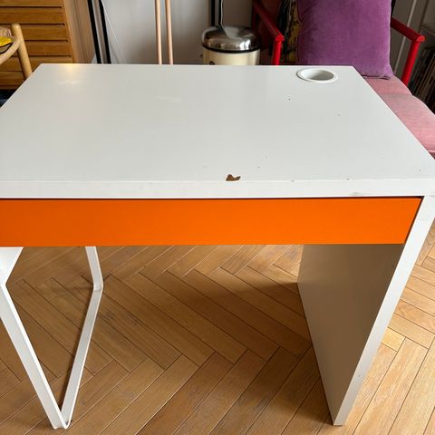 Skrivebord fra IKEA gis bort