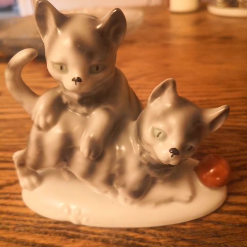 Porselens figur av katter.