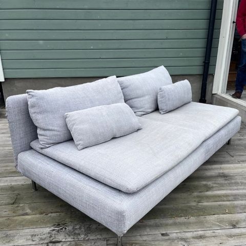 Söderhamn sofa fra IKEA med grått og hvitt trekk