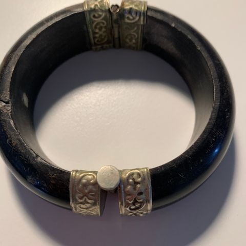 Armbånd, kraftig og bredt av tre og metall