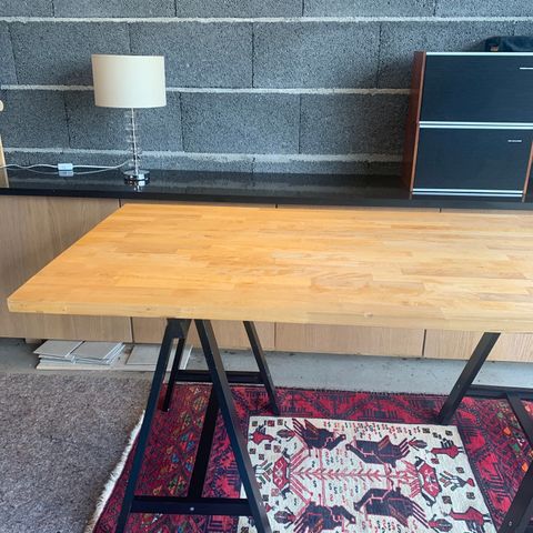 Sorte benbukker og heltre bøk bordplate fra IKEA