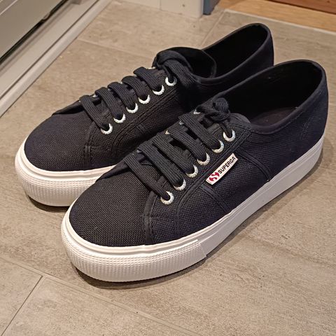 Superga damesko i str 39 (nesten ny)