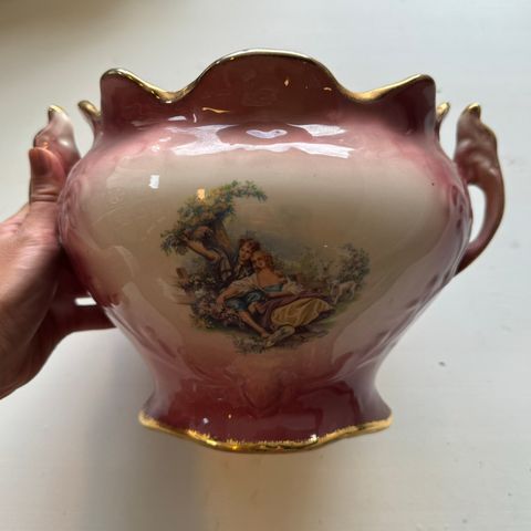 STAFFORDSHIRE VASE 18CM