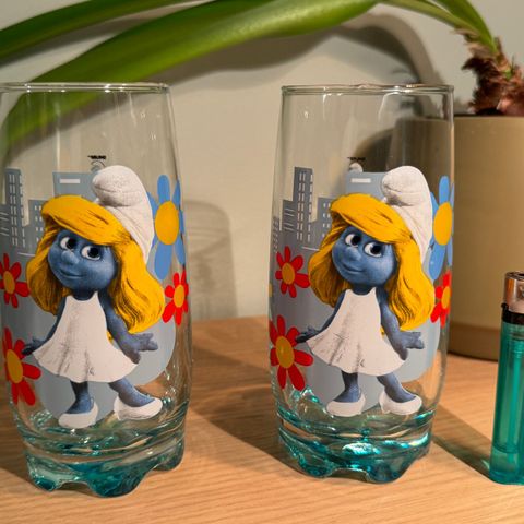 Glass med motiv av Smurfine