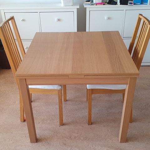 IKEA uttrekkbart spisebord med 2 stoler