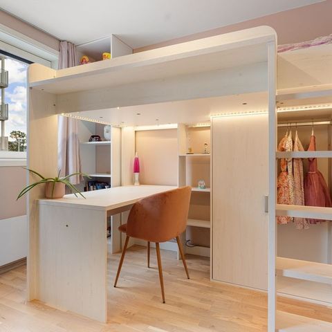 Higher loftseng med skrivebord og garderobe