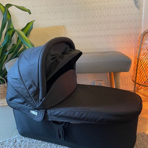 Thule Urban Glide 2 bassinet med tilhørende regntrekk og bilseteadapter