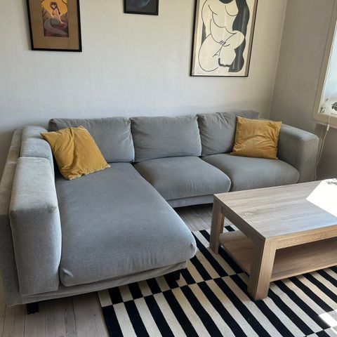 Komfortabel NOCKEBY sofa med sjeselong fra IKEA