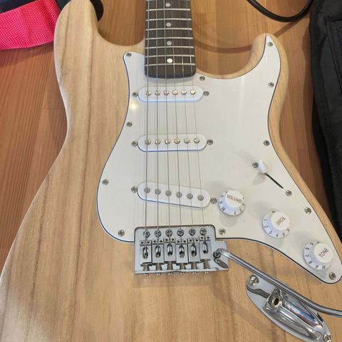 Electric guitar with gear