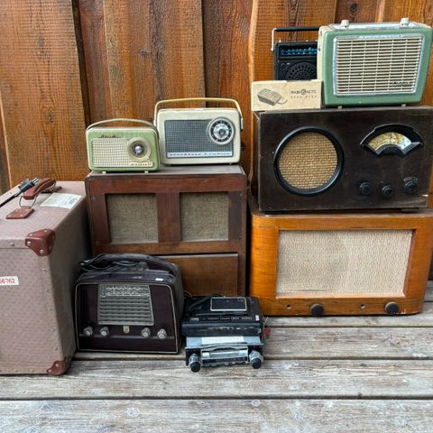 Gamle radioer selges veldig billig. Reservert