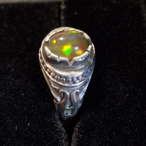 Opal ring kjelden!