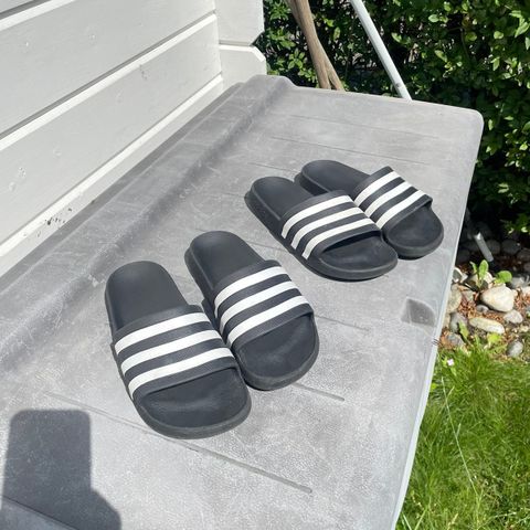2 par like Adidas Adilette slippers / sandaler / badesko i UK6 /EUR39(små i str)