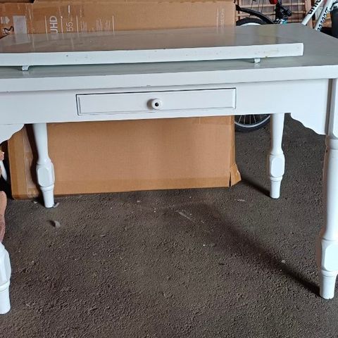 Hvitmalt kjøkkenbord i furu