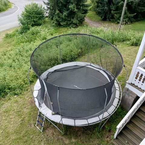 Stor trampoline