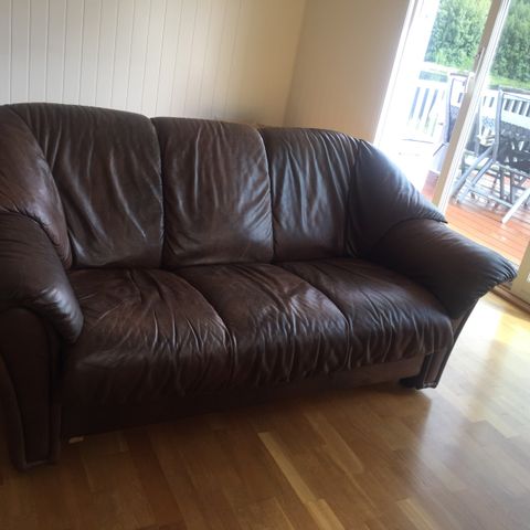 2,5 seters brun Ekornes skinnsofa