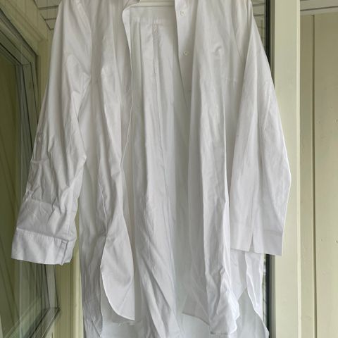 Lang hvit skjorte
