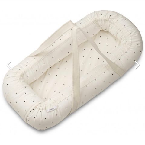 Ubrukt babynest/babylift fra Liewood beige med dotter