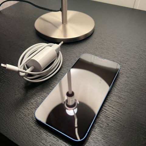 Strøken IPhone 13- Fast charger/ originalt Apple deksel