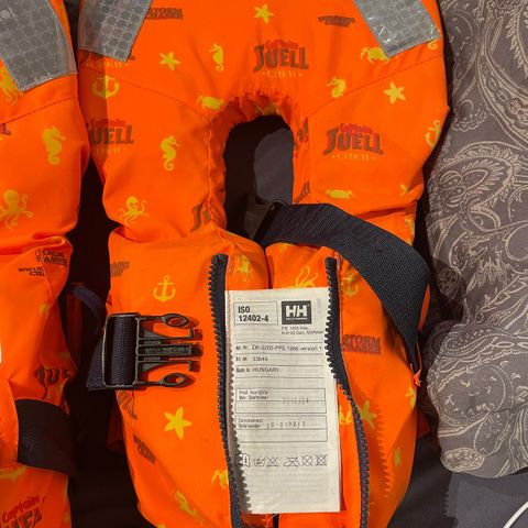 To Helly Hansen Redningsvester 15-25kg selges