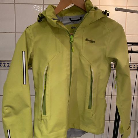 Bergans Sjoa youth 3L skalljakke strl 140