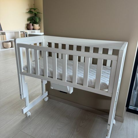 Troll bedside crib