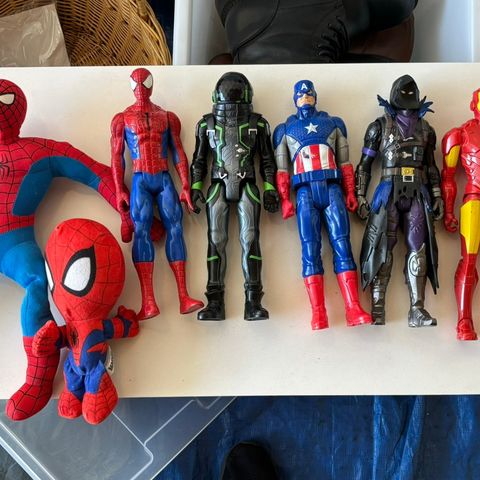 Actionfigurer og Spiderman plysjfigurer selges samlet