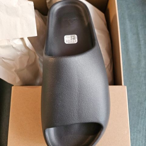 Ubrukt yeezy slide onyx