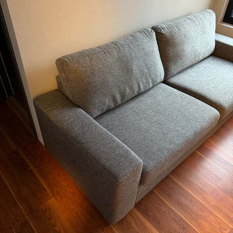 Pent og lite brukt grå sofa - passer perfekt i str. på studenthybler o.l.
