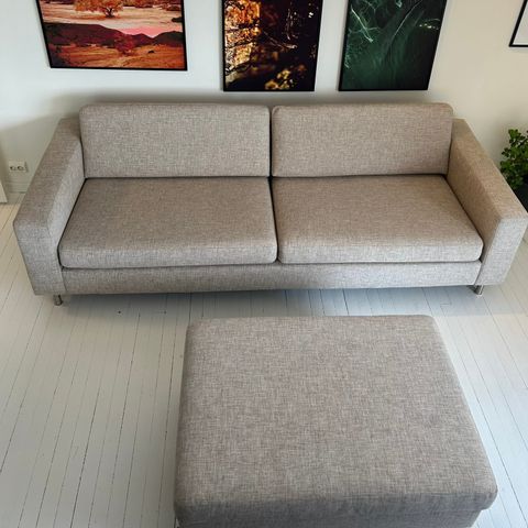 Bolia Skandinavia 3-seter sofa og puff. Nyrenset