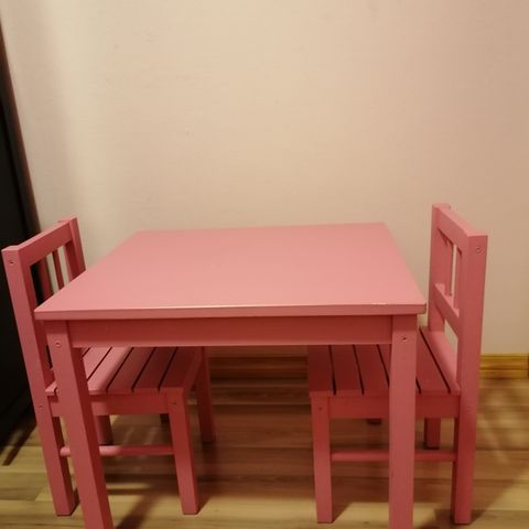 1 bord og to stoler til barnerommmet