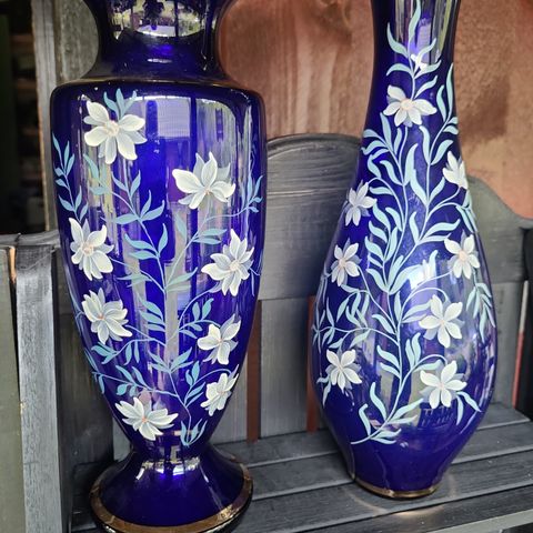 Nydelig vase i blått glass.