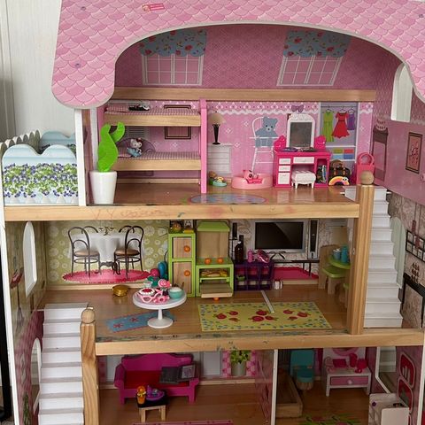 Dukkehus med lekene som er på bildet