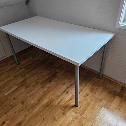Skrivebord - Linnmon fra Ikea