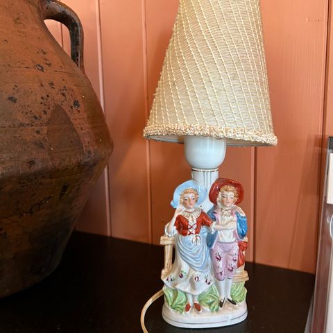 Vintage lampe med porselensfigurer