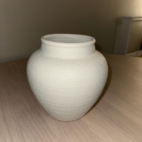 Nydelig beige vase i keramikk!
